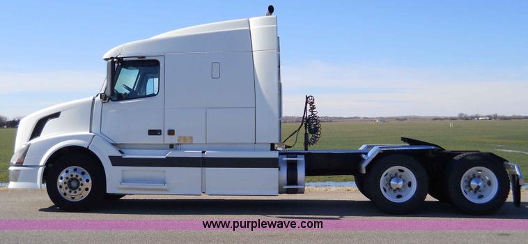 image for item A1875 2004 Volvo VNL 64T semi truck