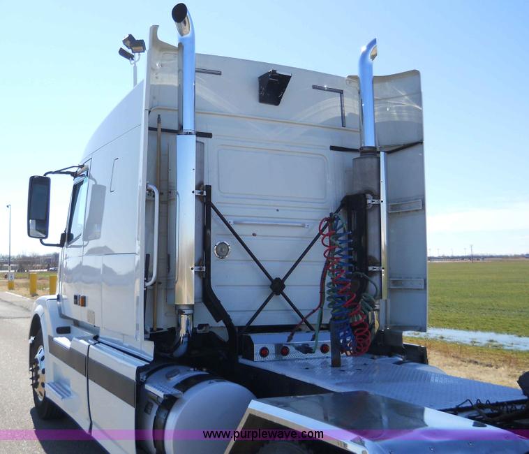 image for item A1875 2004 Volvo VNL 64T semi truck