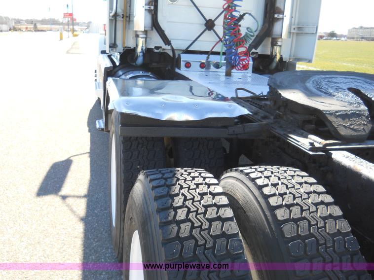 image for item A1875 2004 Volvo VNL 64T semi truck