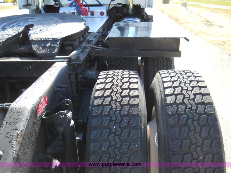 image for item A1875 2004 Volvo VNL 64T semi truck