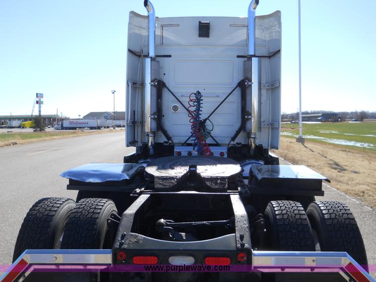 image for item A1875 2004 Volvo VNL 64T semi truck