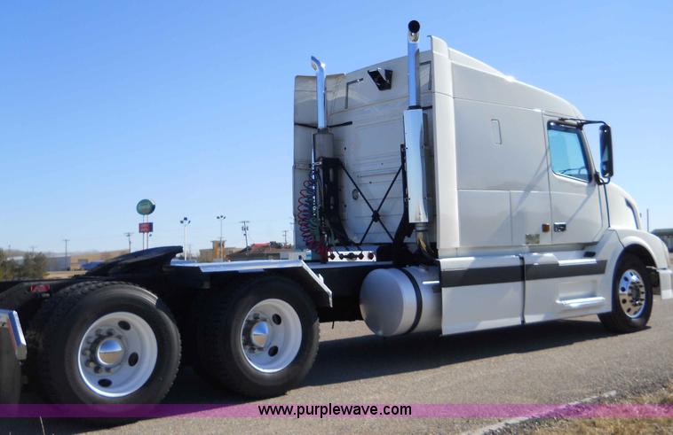 image for item A1875 2004 Volvo VNL 64T semi truck