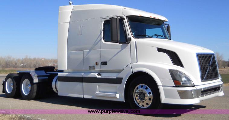 image for item A1875 2004 Volvo VNL 64T semi truck