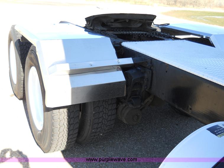 image for item A1875 2004 Volvo VNL 64T semi truck