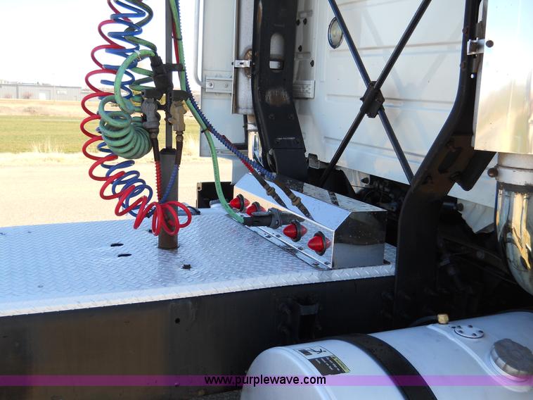 image for item A1875 2004 Volvo VNL 64T semi truck