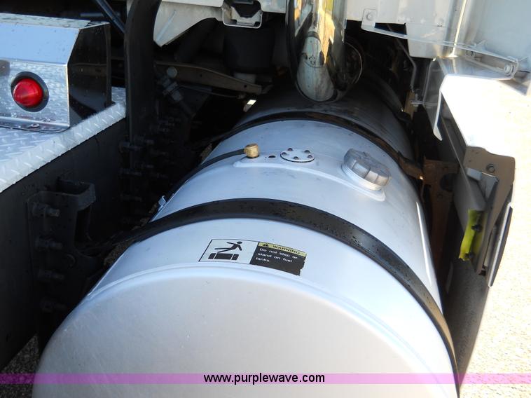 image for item A1875 2004 Volvo VNL 64T semi truck