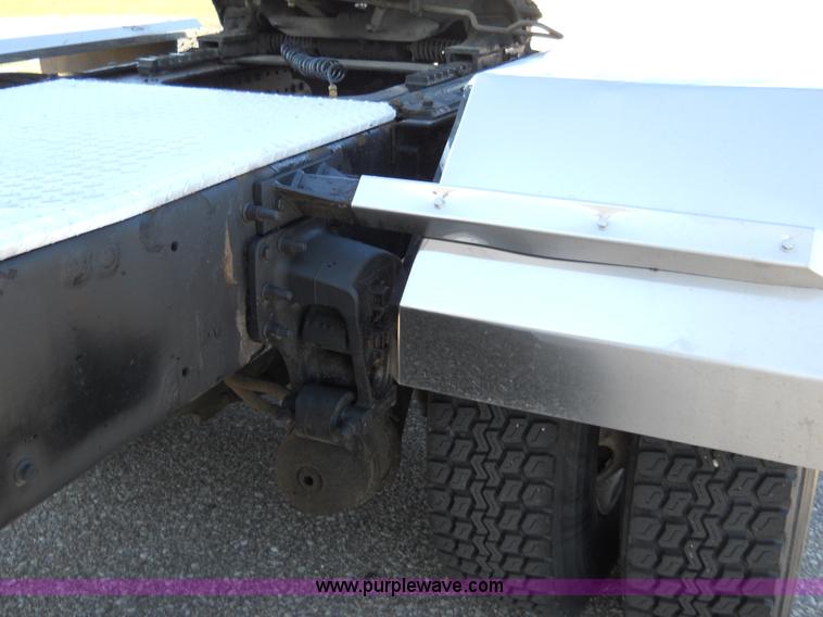 image for item A1875 2004 Volvo VNL 64T semi truck