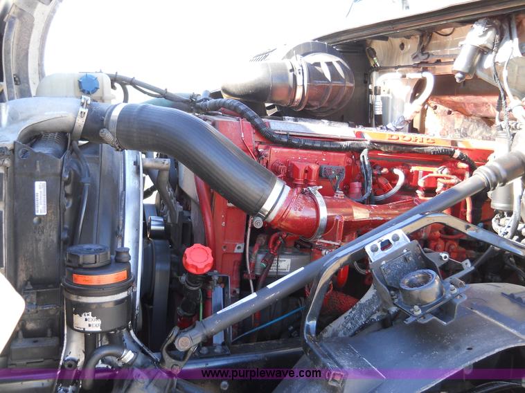 image for item A1875 2004 Volvo VNL 64T semi truck