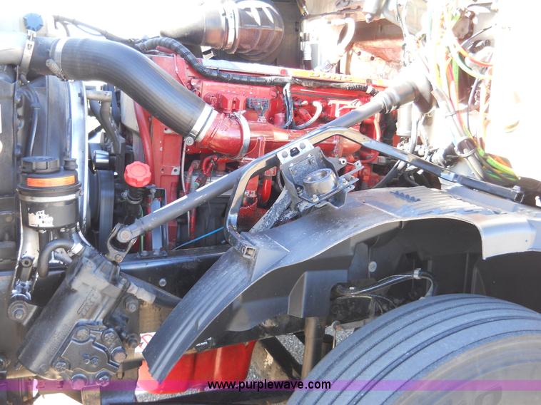 image for item A1875 2004 Volvo VNL 64T semi truck