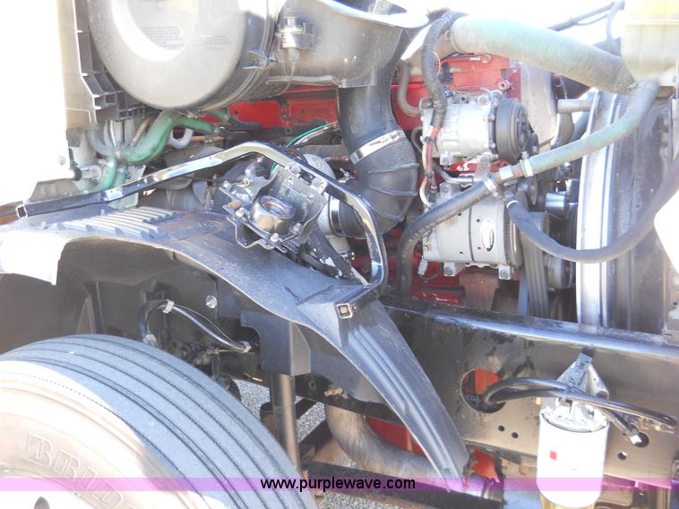 image for item A1875 2004 Volvo VNL 64T semi truck