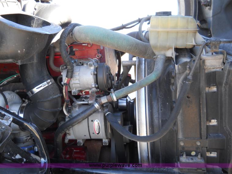 image for item A1875 2004 Volvo VNL 64T semi truck