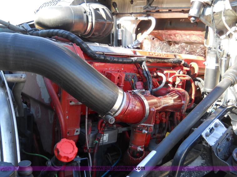 image for item A1875 2004 Volvo VNL 64T semi truck