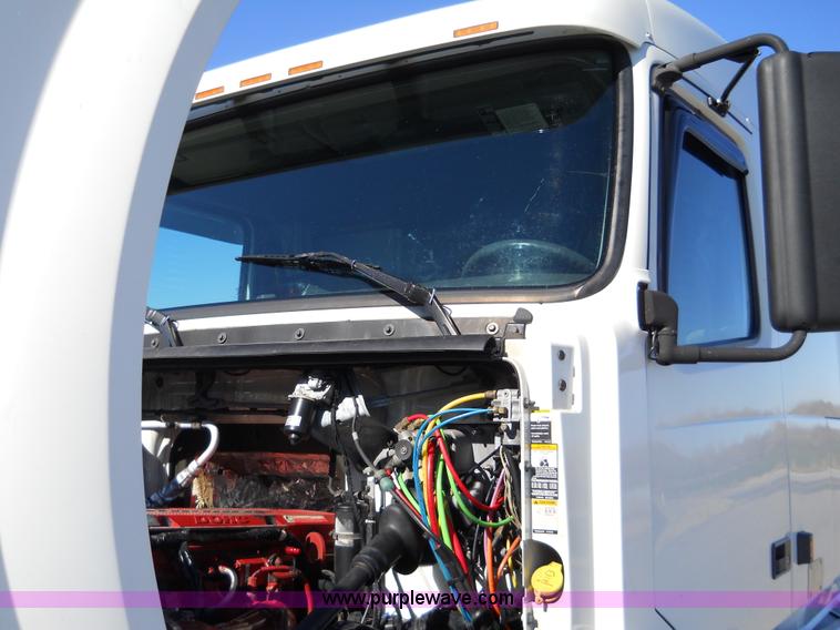 image for item A1875 2004 Volvo VNL 64T semi truck