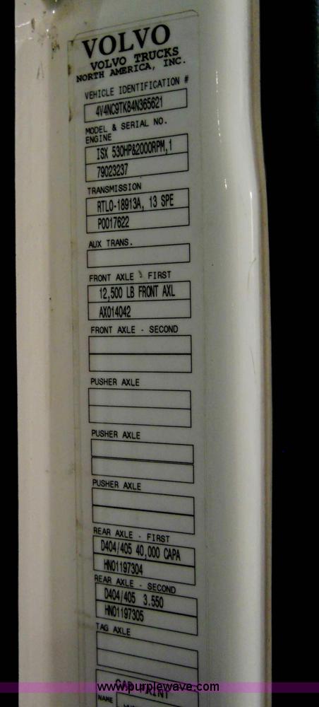image for item A1875 2004 Volvo VNL 64T semi truck