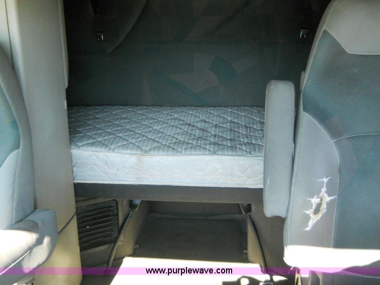 image for item A1875 2004 Volvo VNL 64T semi truck