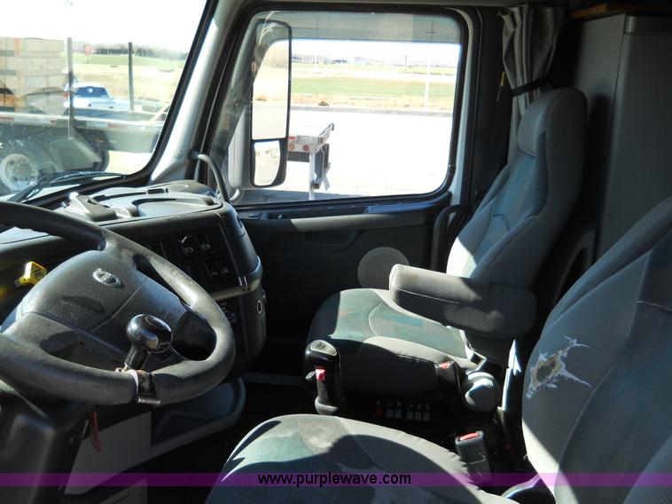 image for item A1875 2004 Volvo VNL 64T semi truck