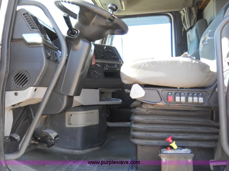 image for item A1875 2004 Volvo VNL 64T semi truck