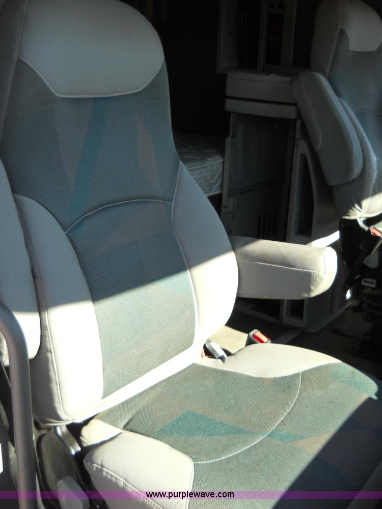 image for item A1875 2004 Volvo VNL 64T semi truck