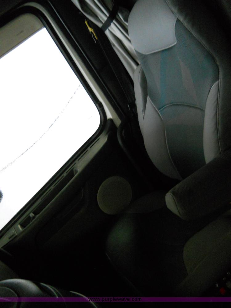 image for item A1875 2004 Volvo VNL 64T semi truck