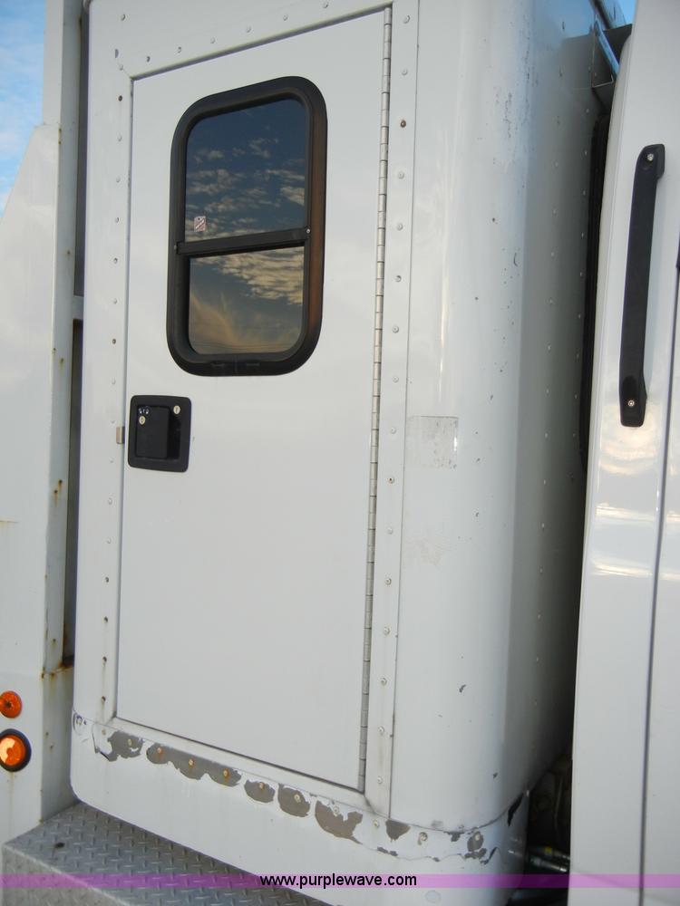 image for item A3436 2003 GMC C6500 TopKick truck