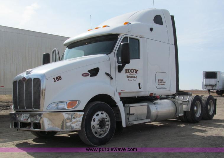 image for item A7503 2004 Peterbilt 387 semi truck