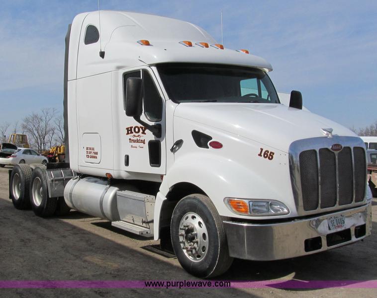 image for item A7503 2004 Peterbilt 387 semi truck