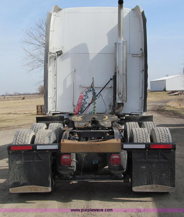 image for item A7503 2004 Peterbilt 387 semi truck