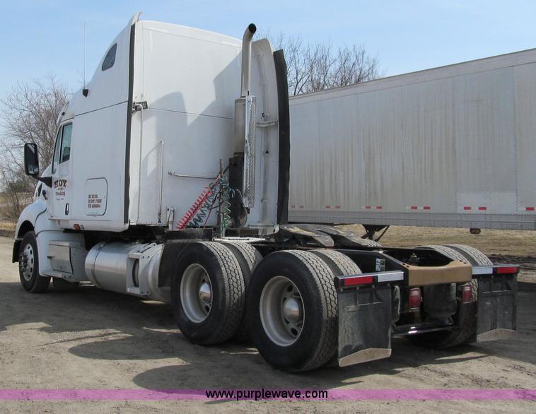 image for item A7503 2004 Peterbilt 387 semi truck