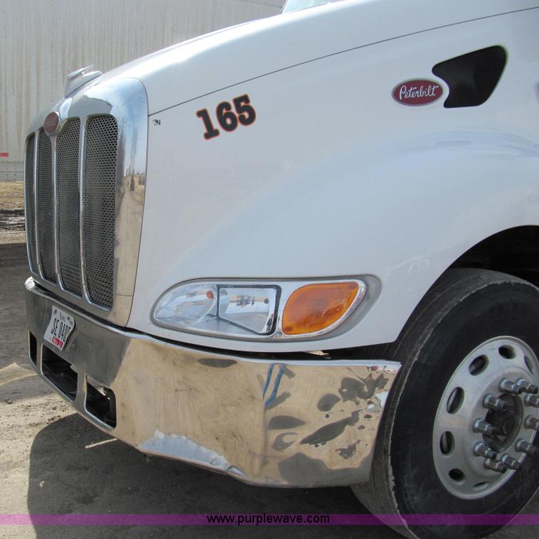 image for item A7503 2004 Peterbilt 387 semi truck