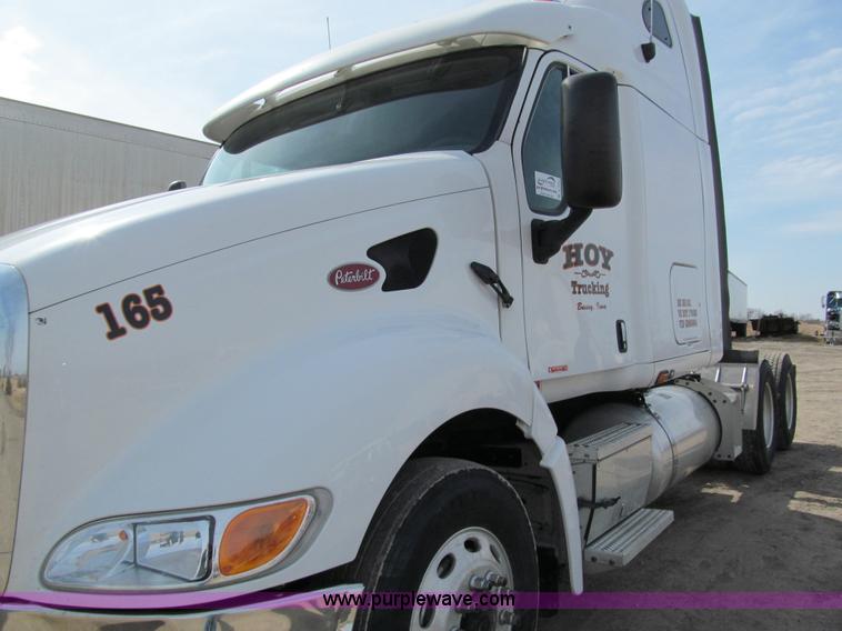 image for item A7503 2004 Peterbilt 387 semi truck
