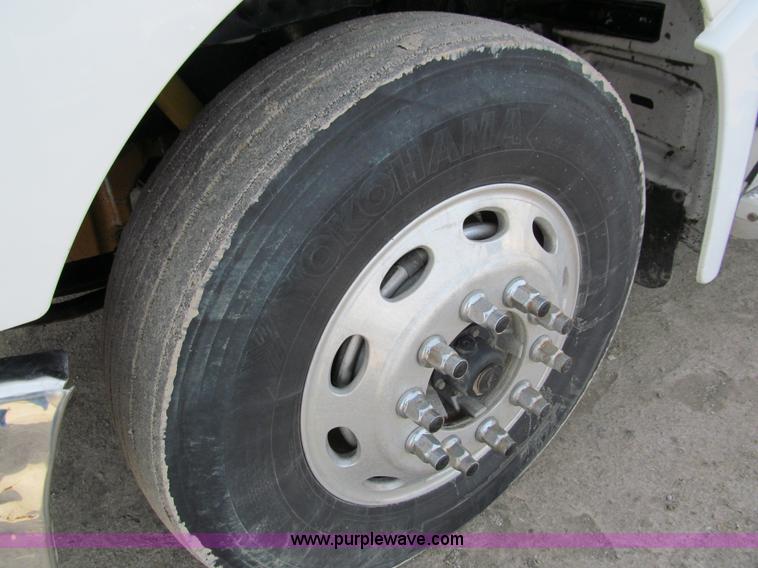 image for item A7503 2004 Peterbilt 387 semi truck