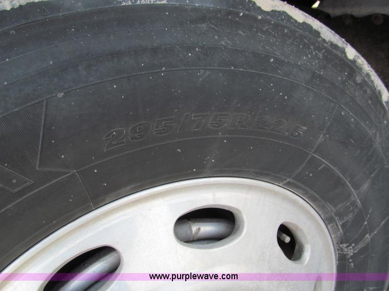 image for item A7503 2004 Peterbilt 387 semi truck