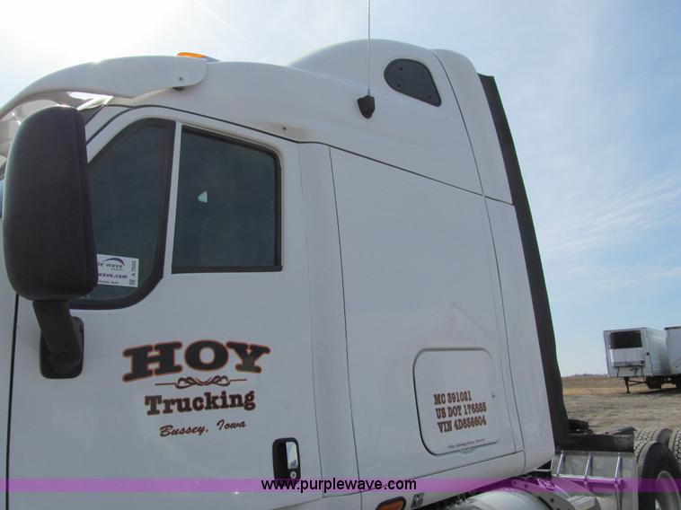 image for item A7503 2004 Peterbilt 387 semi truck