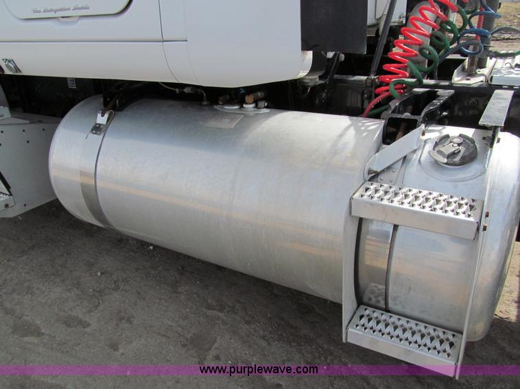 image for item A7503 2004 Peterbilt 387 semi truck