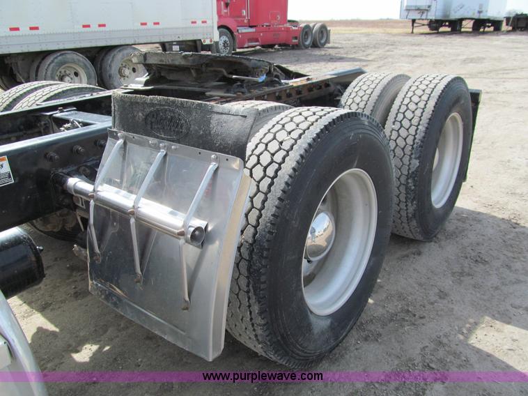 image for item A7503 2004 Peterbilt 387 semi truck