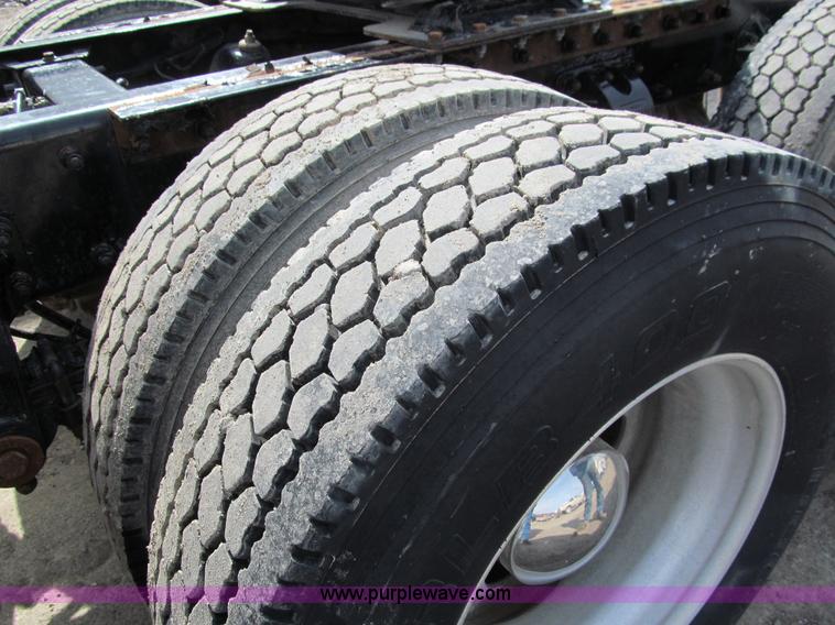 image for item A7503 2004 Peterbilt 387 semi truck