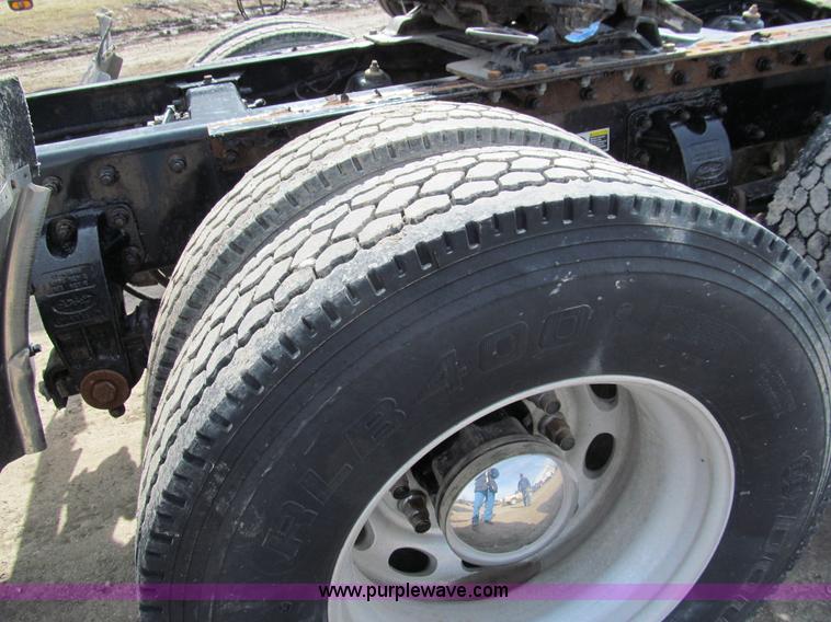 image for item A7503 2004 Peterbilt 387 semi truck