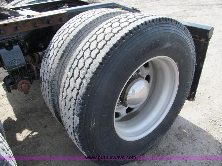 image for item A7503 2004 Peterbilt 387 semi truck