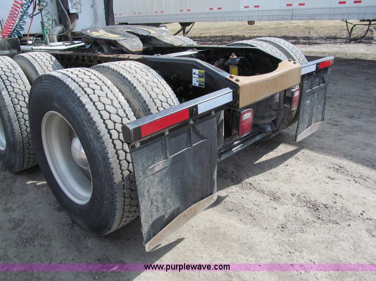 image for item A7503 2004 Peterbilt 387 semi truck