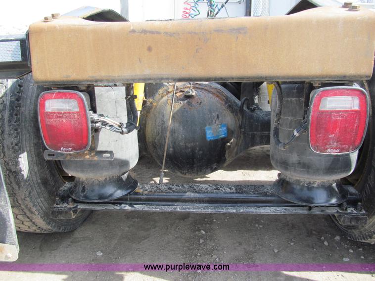 image for item A7503 2004 Peterbilt 387 semi truck