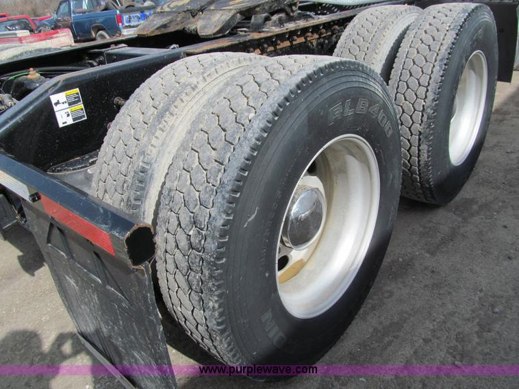 image for item A7503 2004 Peterbilt 387 semi truck