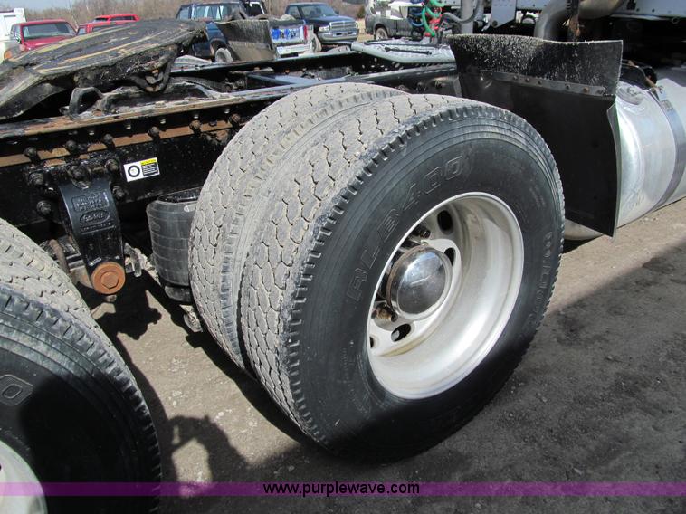 image for item A7503 2004 Peterbilt 387 semi truck