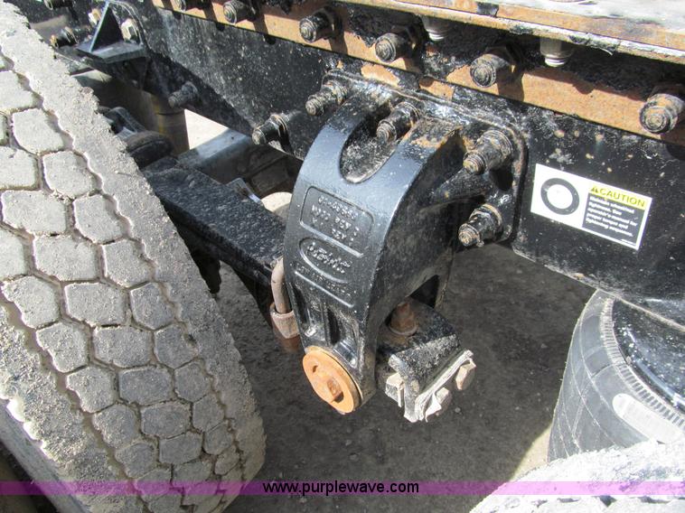 image for item A7503 2004 Peterbilt 387 semi truck