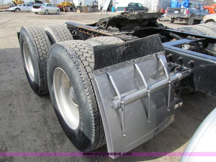 image for item A7503 2004 Peterbilt 387 semi truck