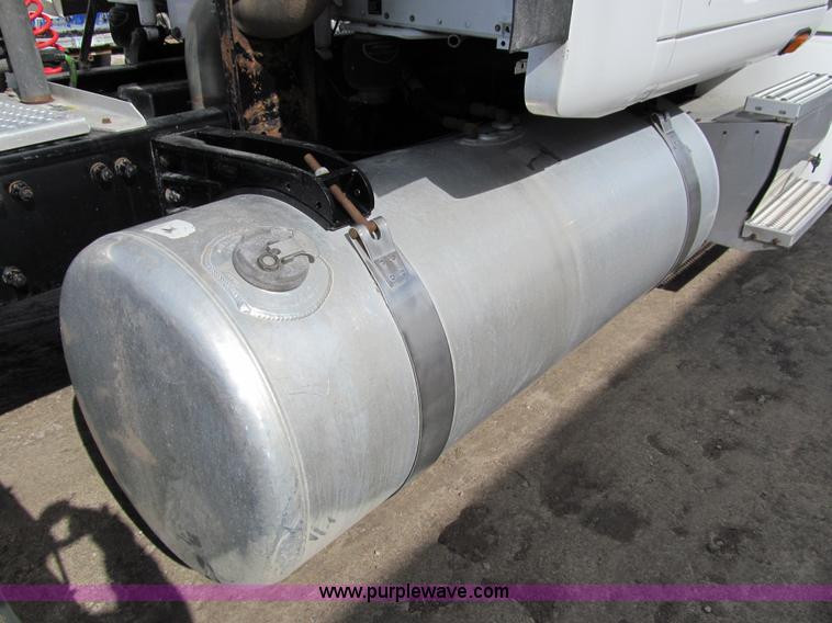 image for item A7503 2004 Peterbilt 387 semi truck