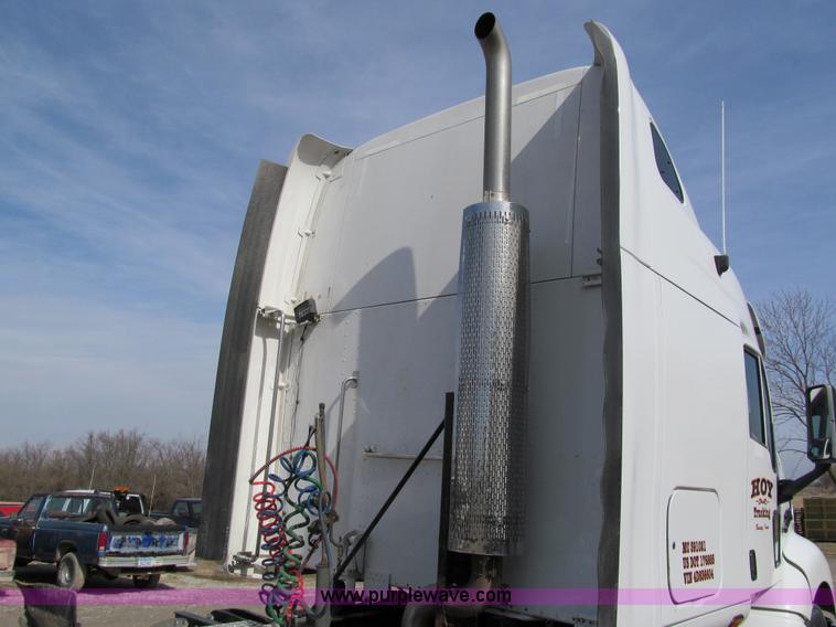 image for item A7503 2004 Peterbilt 387 semi truck