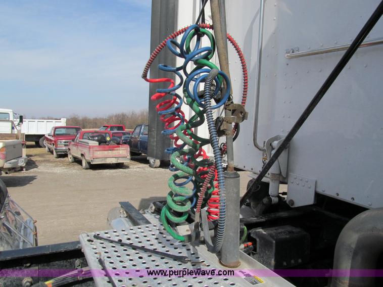 image for item A7503 2004 Peterbilt 387 semi truck