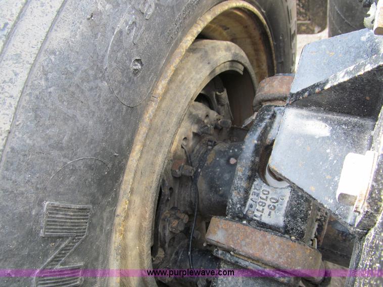 image for item A7503 2004 Peterbilt 387 semi truck