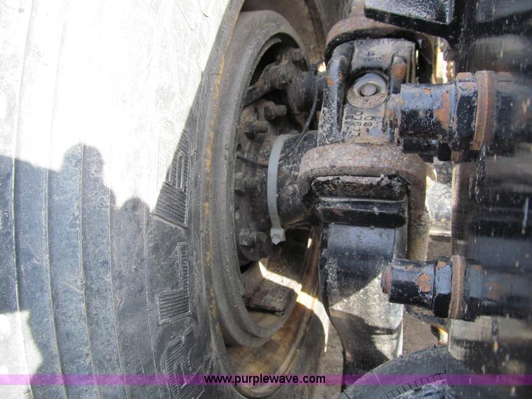 image for item A7503 2004 Peterbilt 387 semi truck