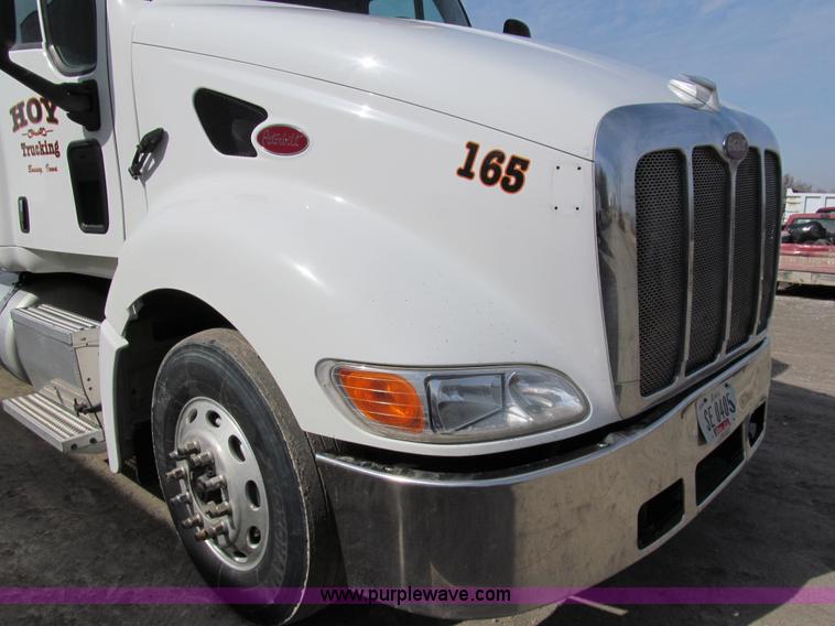 image for item A7503 2004 Peterbilt 387 semi truck